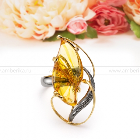 Кольцо из серебра с золотистым балтийским янтарем