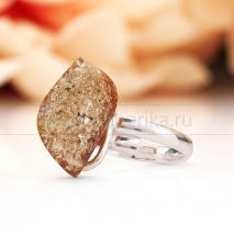 Кольцо посеребренное, украшенное золотистым балтийским янтарем 