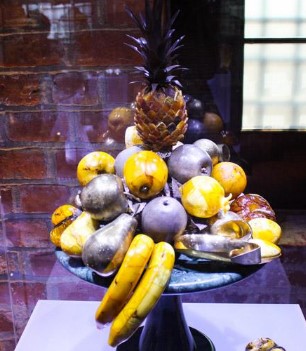 экспонат польского янтарного музея - фрукты