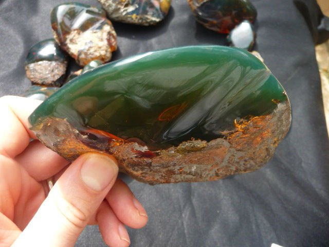 Зеленый янтарь: природные и магические свойства камня