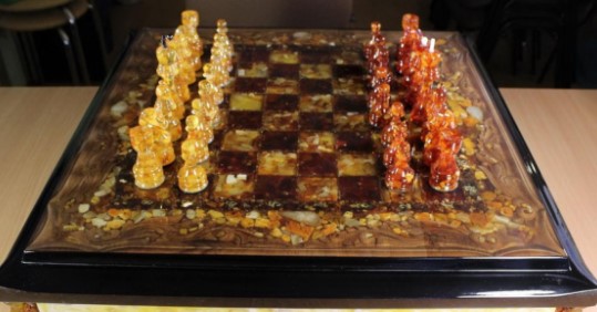 шахматы из янтаря