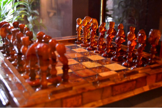 шахматы из янтаря