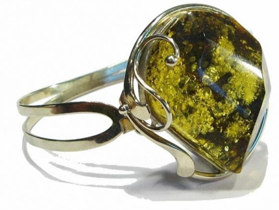 кольцо с зеленым янтарем