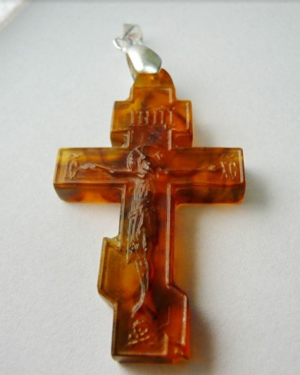 нательный христианский крест из янтаря