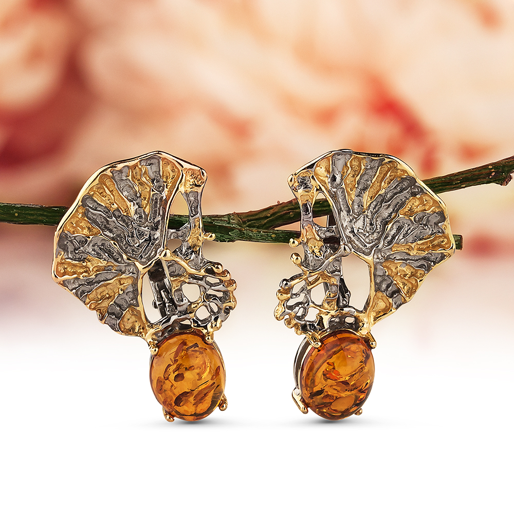 Серьги из серебра 925 пробы, украшенные коньячным балтийским янтарем, артикул 11037