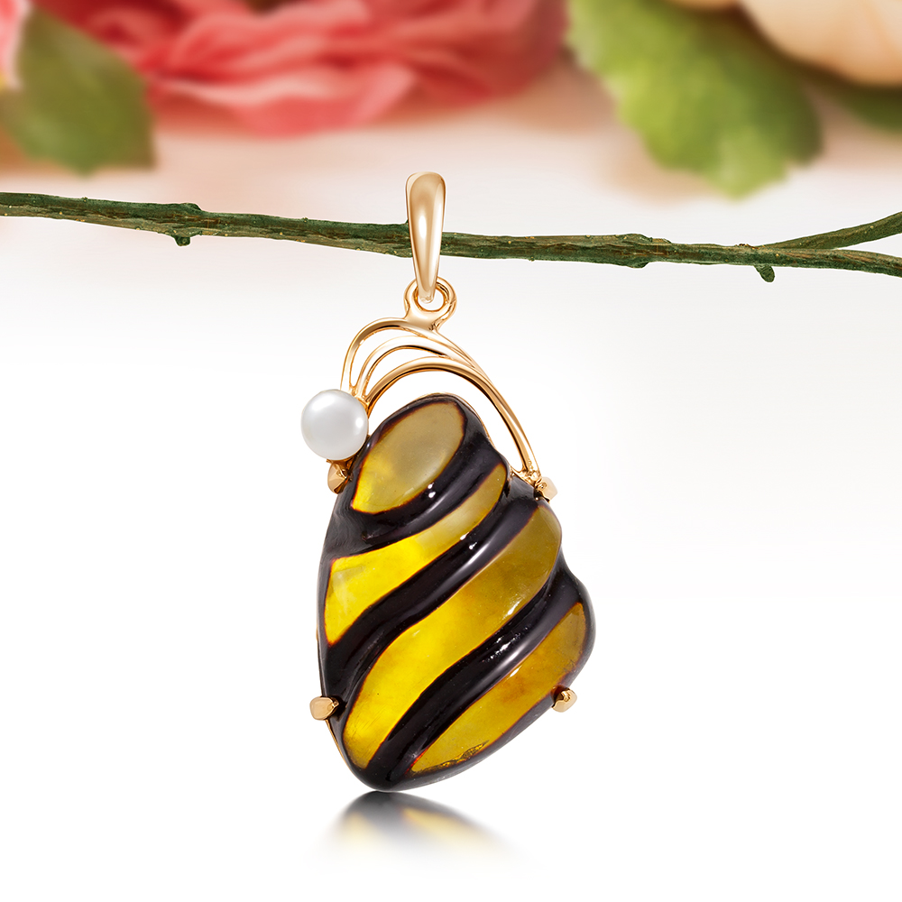 Кулон из серебра 925 пробы, украшенный золотистым янтарем, артикул 1990