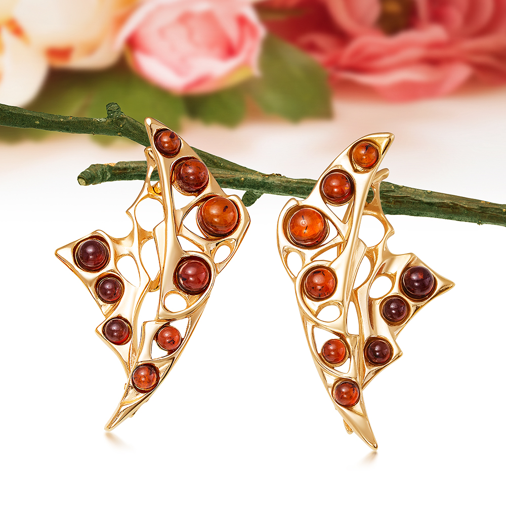 Серьги из серебра 925 пробы с позолотой, украшенные коньячным янтарем, артикул 11763