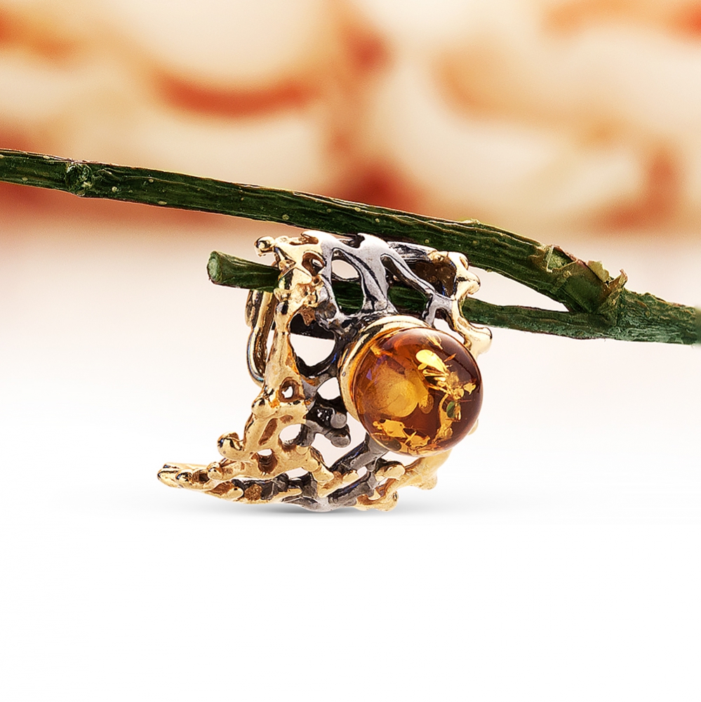 Кулон из серебра 925 пробы, украшенный природным янтарем, артикул 10818