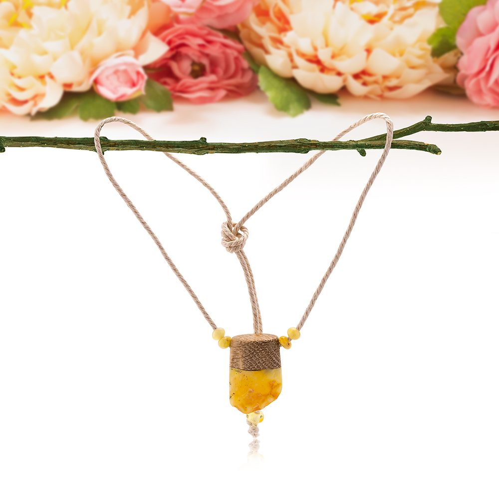 Колье-амулет, украшенный золотистым балтийским янтарем, артикул 12529
