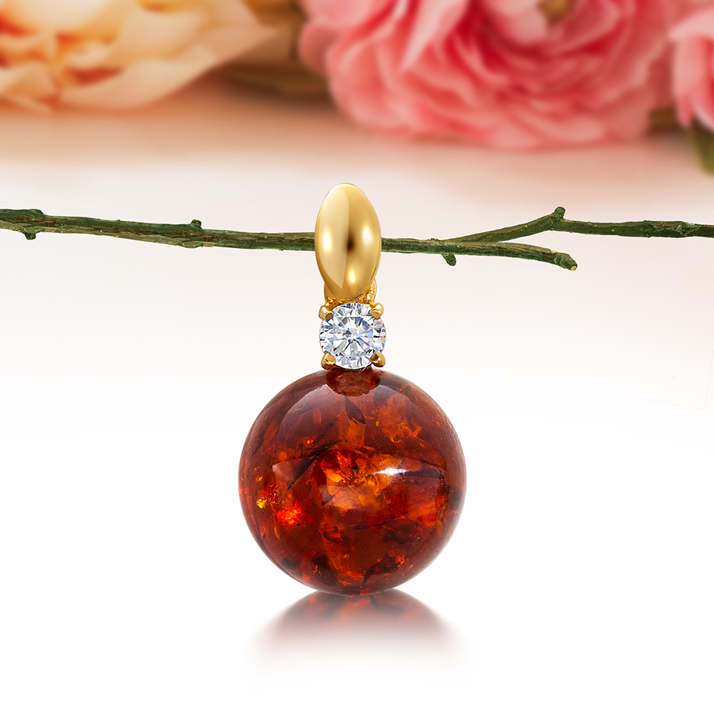 Кулон из серебра 925 пробы, украшенный коньячным природным янтарем, артикул 11101