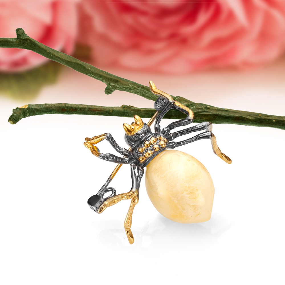 Брошь "Паук" из серебра 925 пробы, украшенная лимонным янтарем, артикул 11477