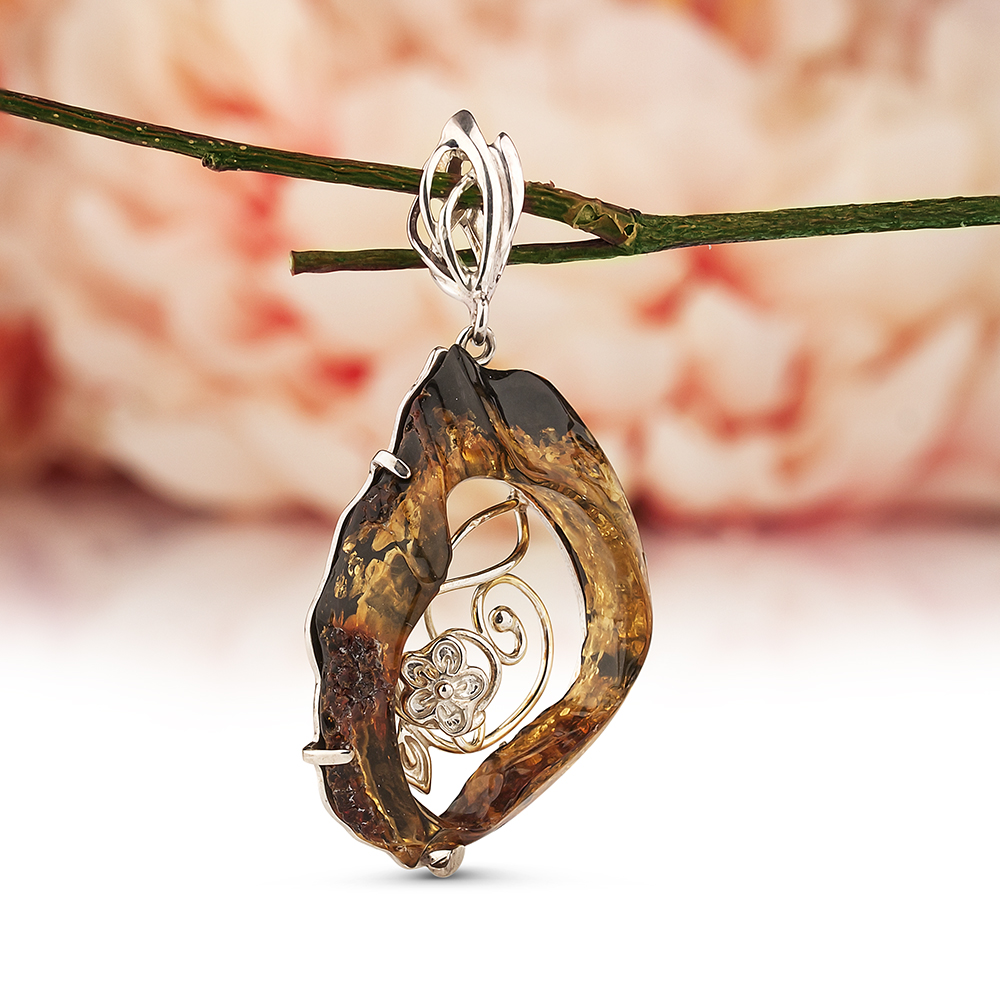 Кулон из серебра 925 пробы, украшенный природным янтарем, артикул 10808
