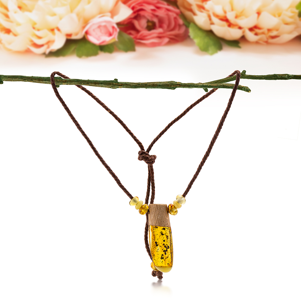 Колье-амулет, украшенный балтийским янтарем "микс", артикул 12530