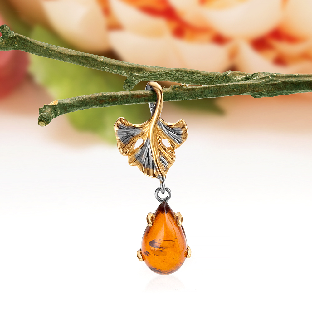 Кулон "Лепесток" из серебра 925 пробы, украшенный природным янтарем, артикул 11501