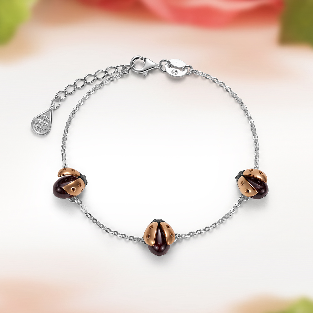 Браслет из серебра с позолотой с вишневым природным балтийским янтарем, артикул 11675