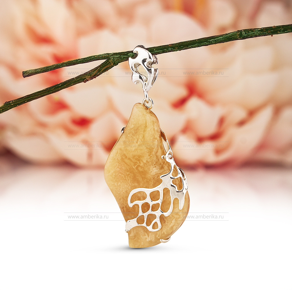 Кулон из серебра 925 пробы, украшенный природным янтарем, артикул 1967