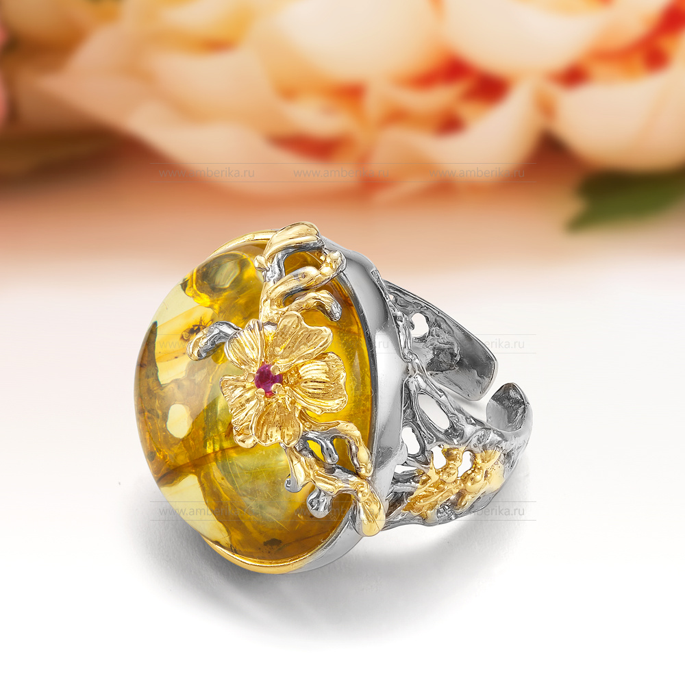 Кольцо из серебра 925 пробы с золотистым балтийским янтарем, артикул 11549