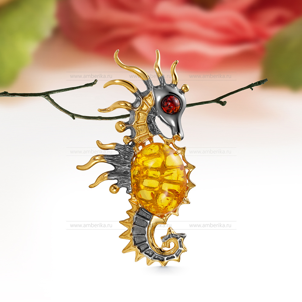 Брошь "Морской конек" из серебра 925 пробы с золотистым балтийским янтарем, артикул 11977