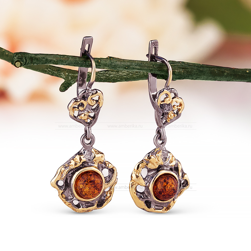 Серьги из серебра 925 пробы, украшенные коньячным янтарем, артикул 10856