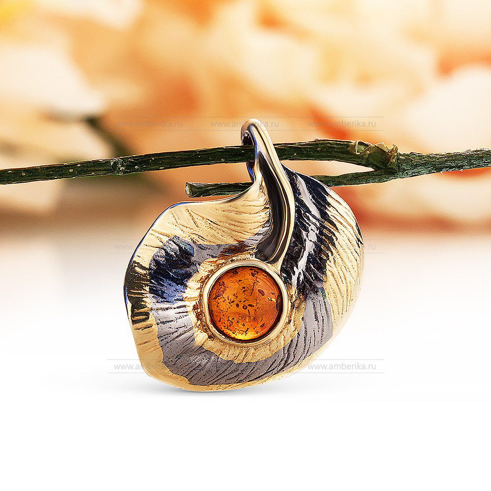 Кулон из серебра 925 пробы, украшенный природным янтарем, артикул 10978