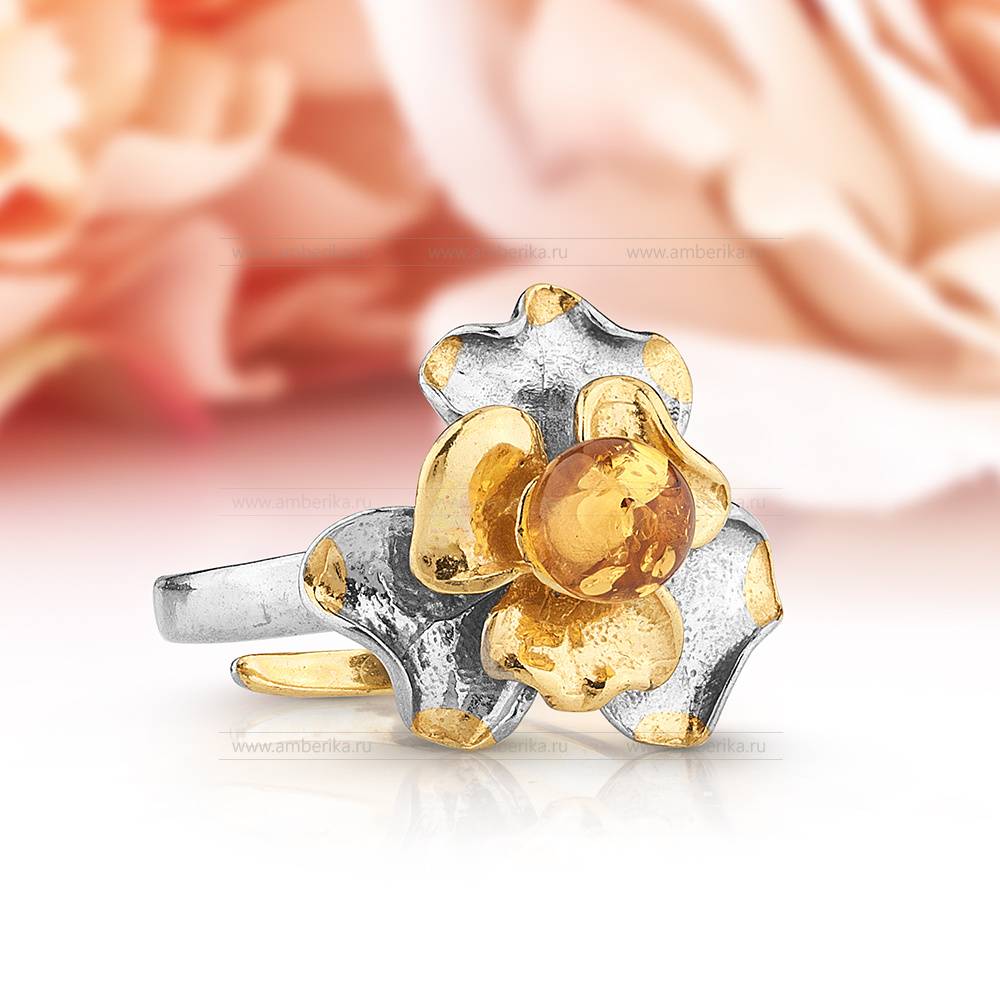 Кольцо из серебра 925 пробы с золотистым балтийским янтарем, артикул 11052