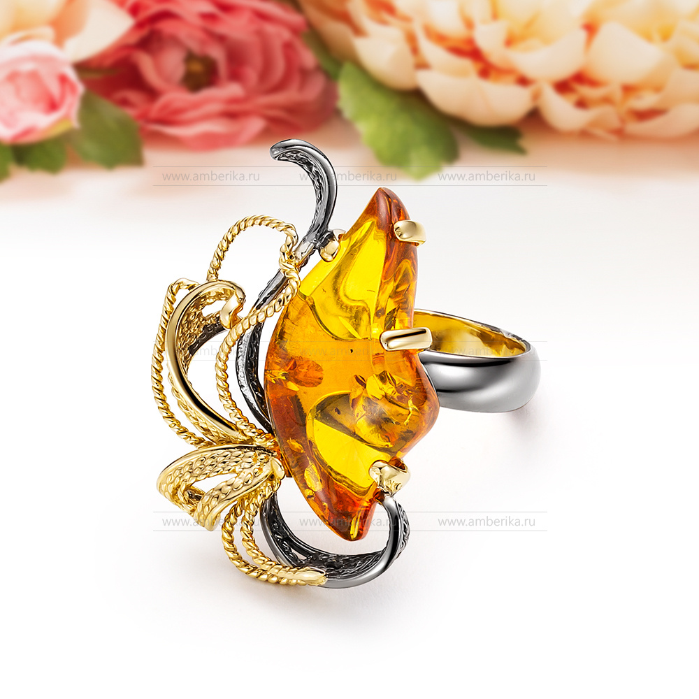 Кольцо из серебра 925 пробы с золотистым балтийским янтарем, артикул 10899