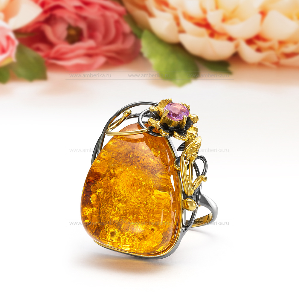 Кольцо из серебра 925 пробы с золотистым балтийским янтарем, артикул 10999