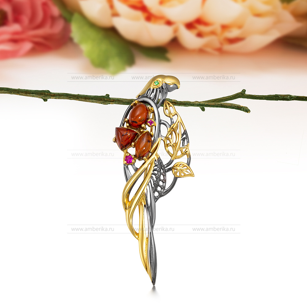 Брошь "Попугай" из серебра 925 пробы с коньячным природным янтарем, артикул 11395