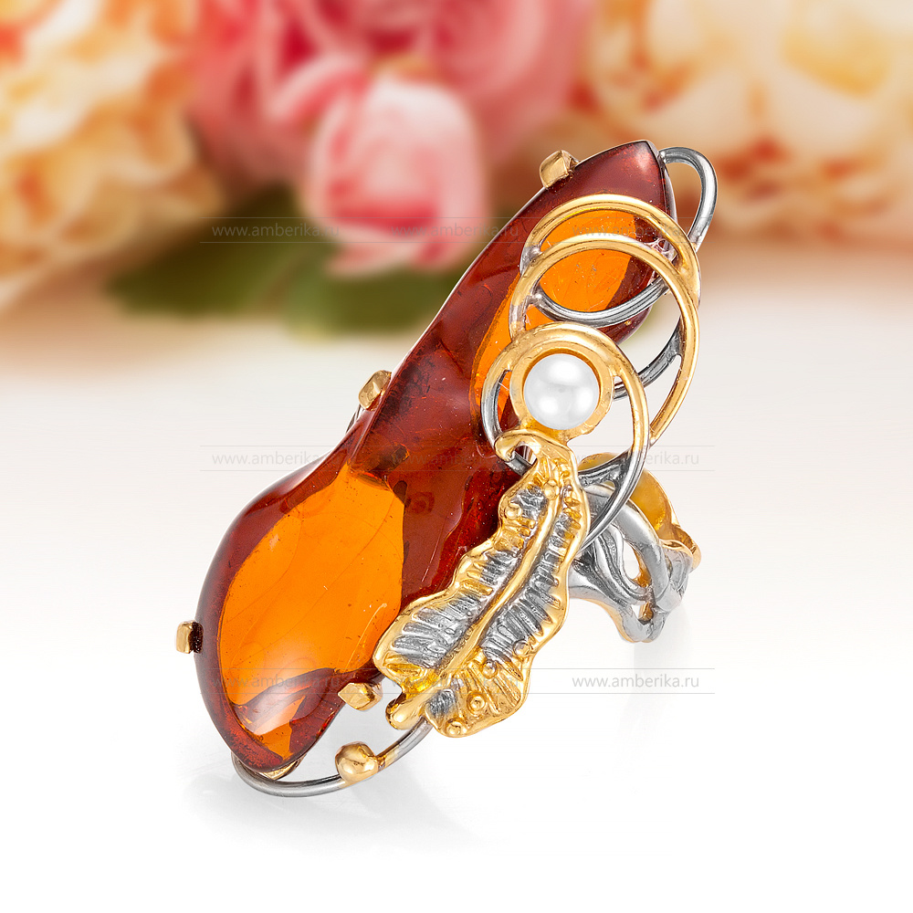 Кольцо "Загадка" из серебра 925 пробы с коньячным балтийским янтарем, артикул 11556