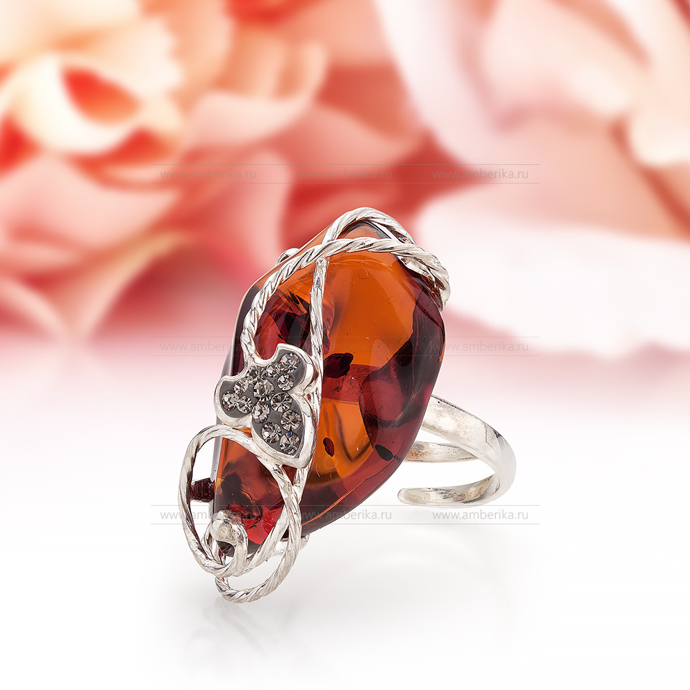 Кольцо из серебра 925 пробы с коньячным балтийским янтарем, артикул 10900