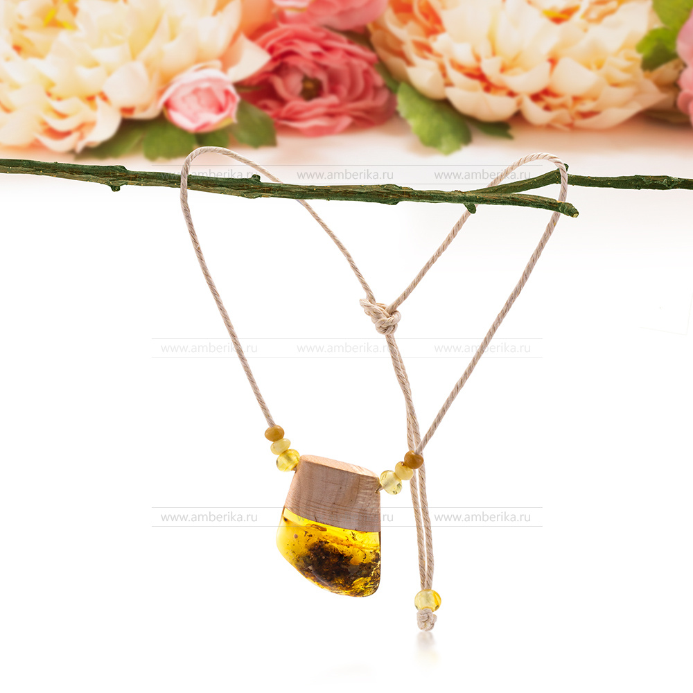 Колье-амулет, украшенный золотистым балтийским янтарем, артикул 12528