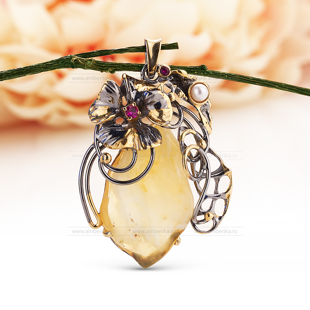 Кулон из серебра 925 пробы, украшенный природным янтарем, артикул 10781