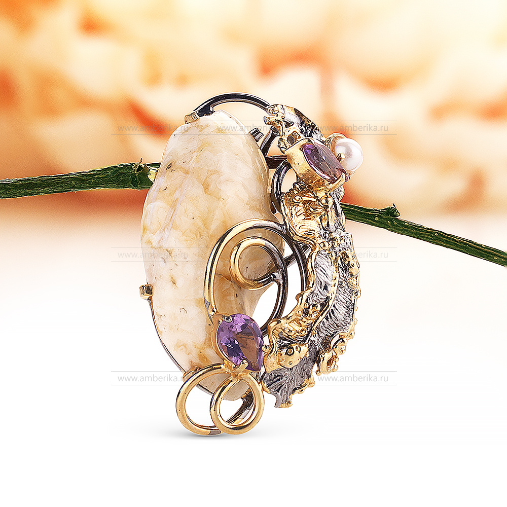 Кулон из серебра 925 пробы, украшенный природным янтарем, артикул 10779