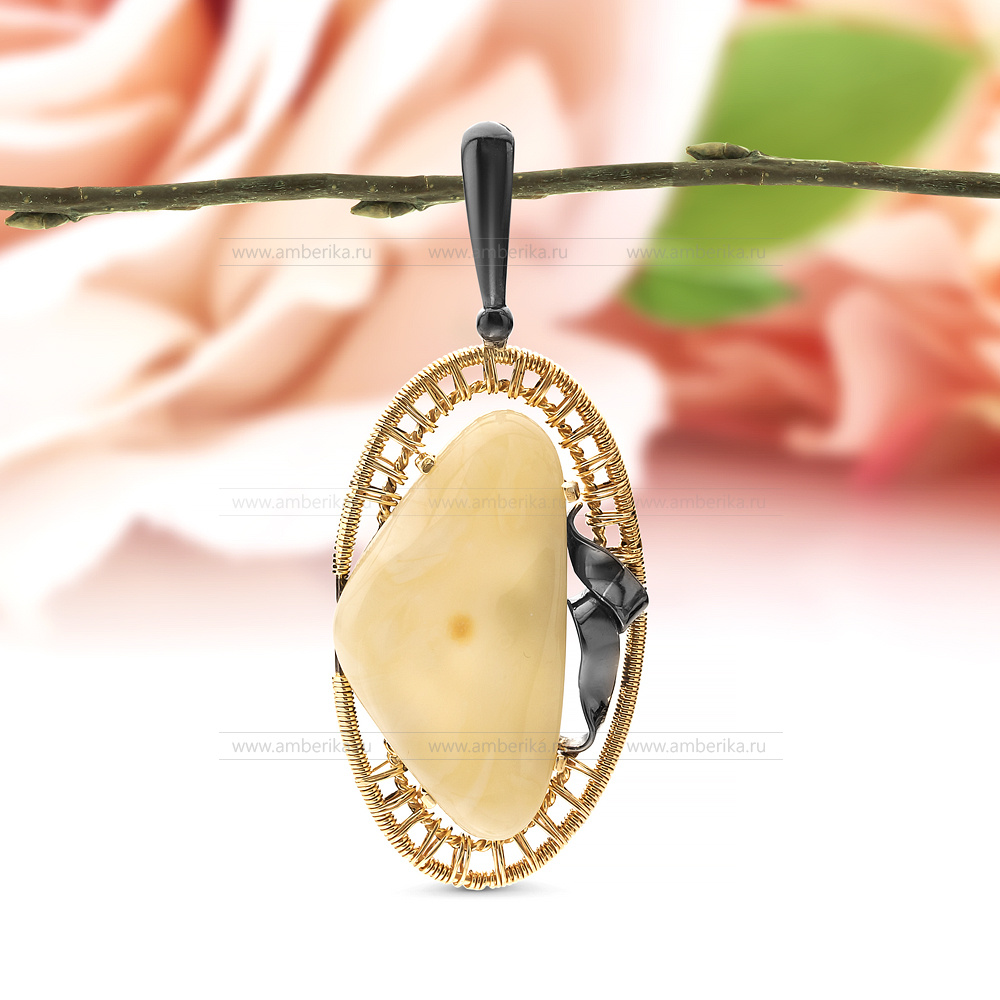 Кулон из серебра, украшенный янтарем цвета слоновой кости, артикул 10803