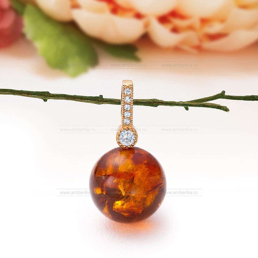 Кулон из серебра 925 пробы, украшенный коньячным природным янтарем, артикул 10768