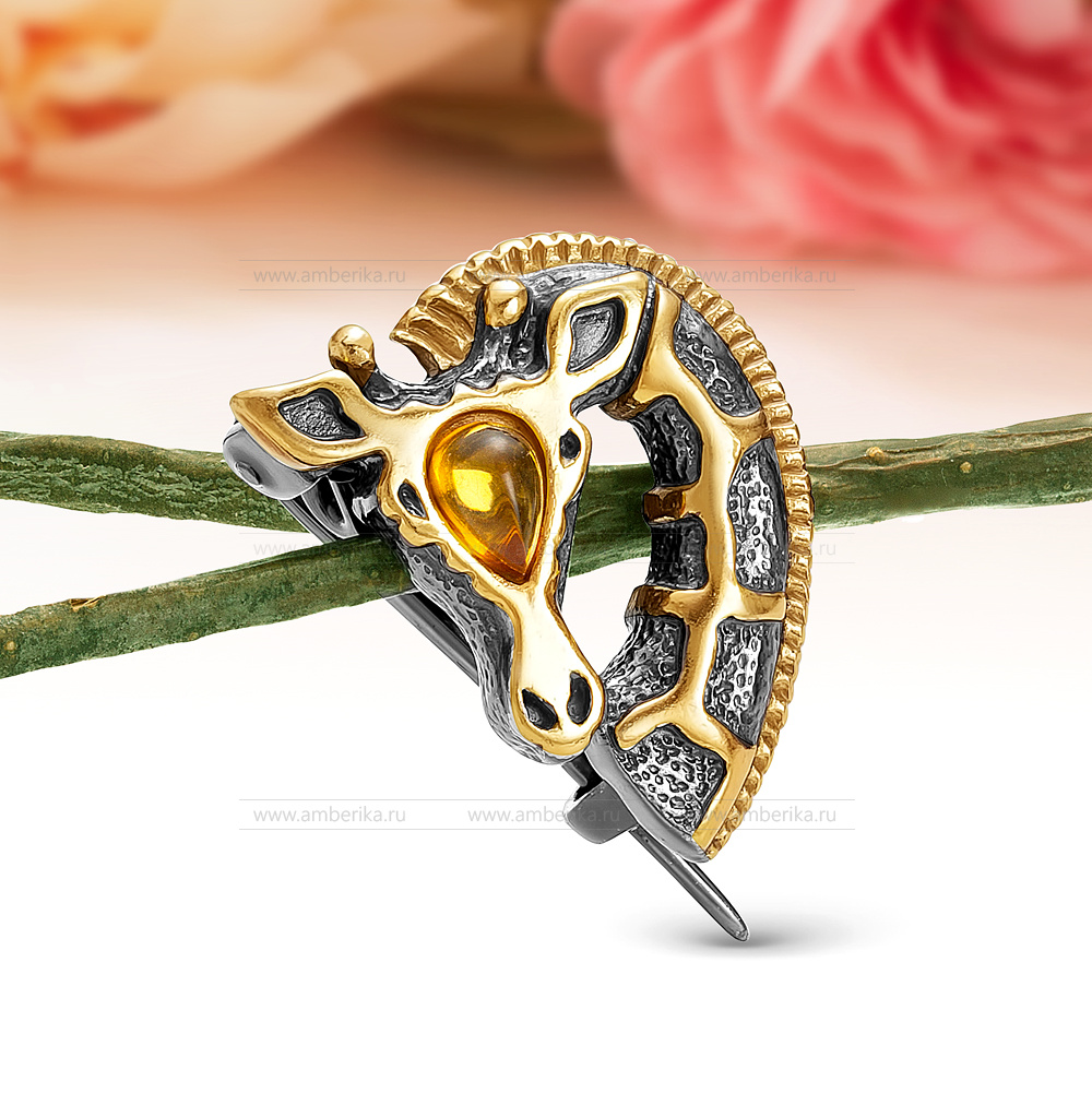 Брошь "Жираф" из серебра 925 пробы с коньячным балтийским янтарем, артикул 10983