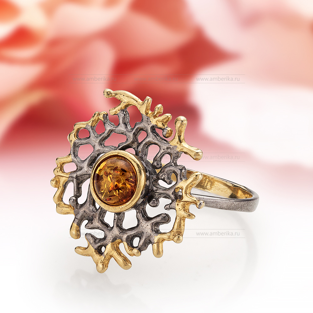 Кольцо из серебра 925 пробы с коньячным балтийским янтарем, артикул 10889