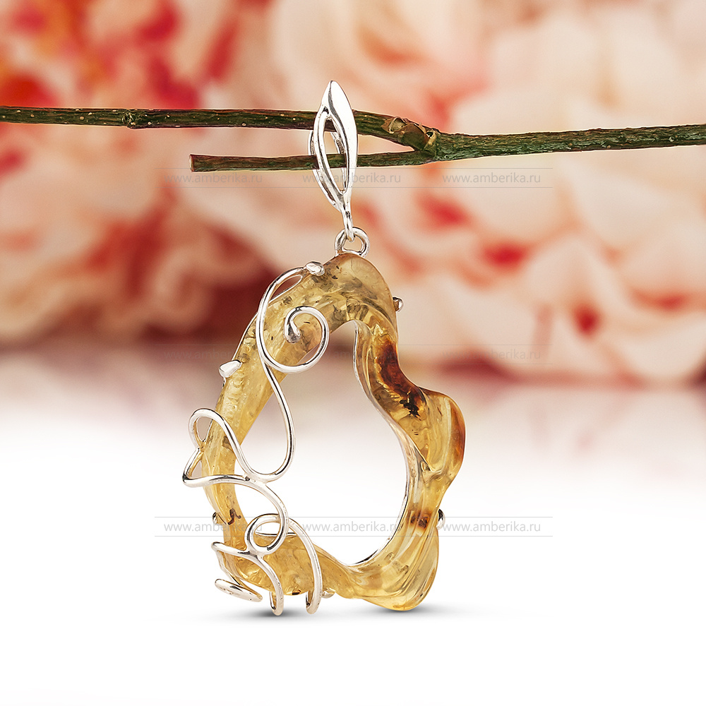 Кулон из серебра 925 пробы, украшенный природным янтарем, артикул 1965