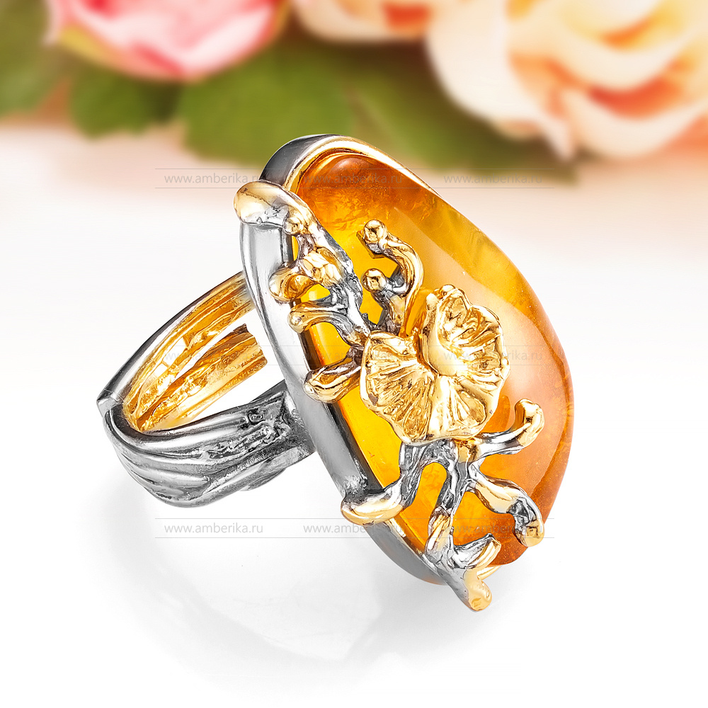 Кольцо из серебра 925 пробы с золотистым балтийским янтарем, артикул 11558
