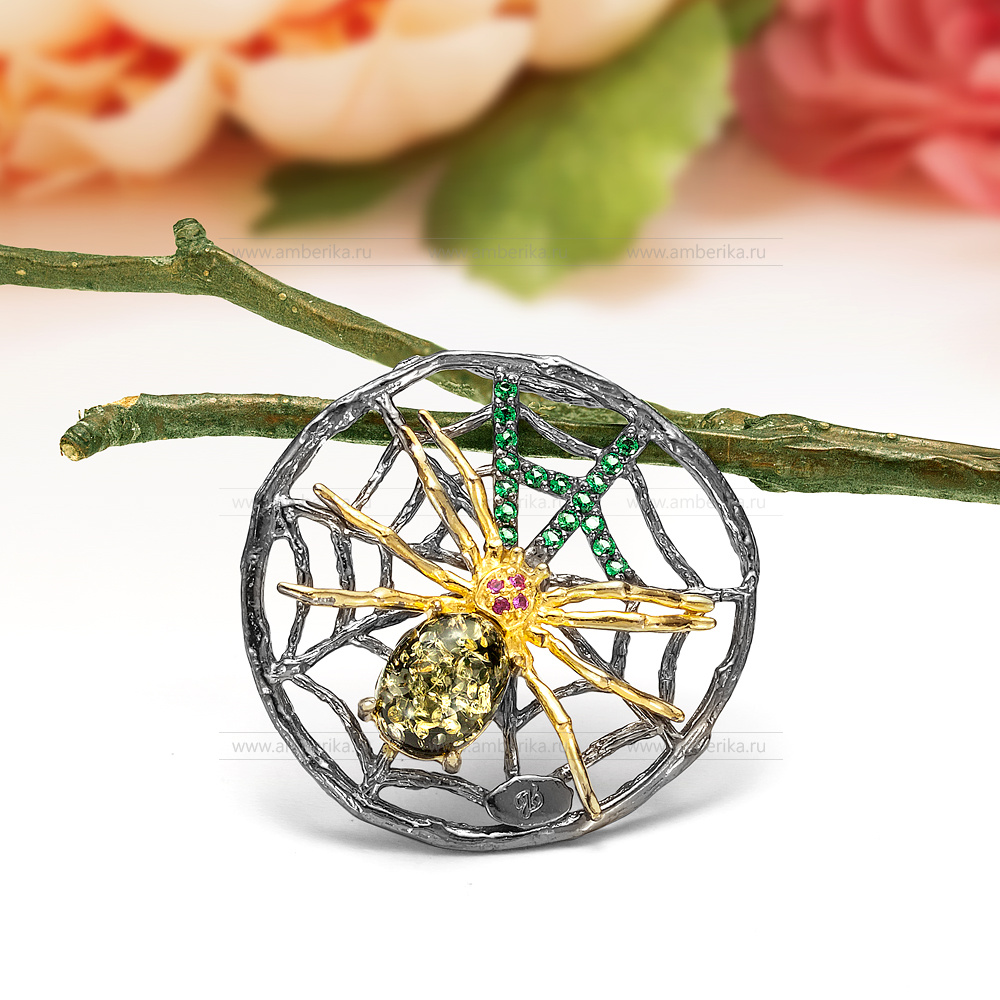 Кулон "Паук" из серебра 925 пробы, украшенный природным янтарем, артикул 11631