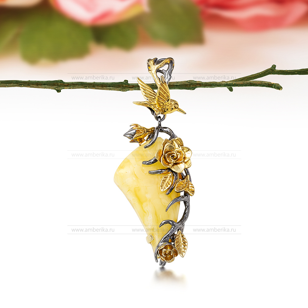 Кулон "Колибри" из серебра, украшенный лимонным балтийским янтарем, артикул 11480